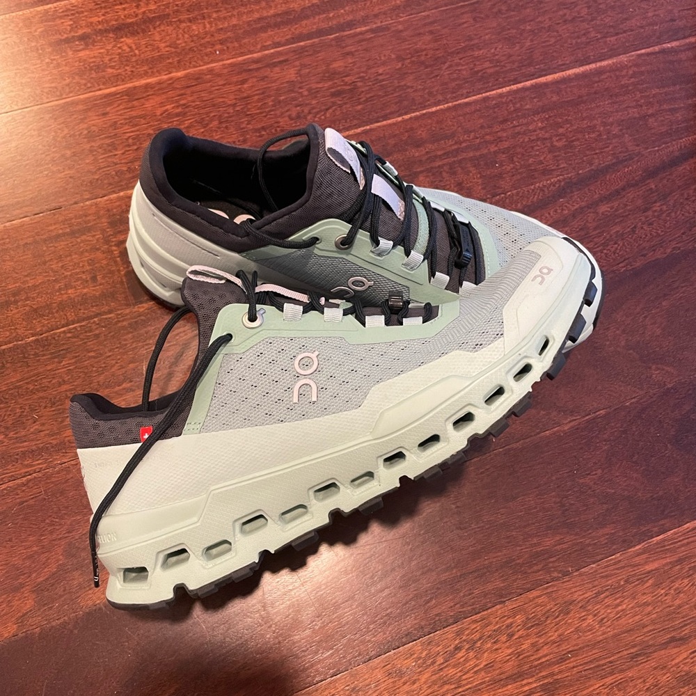 On cloud ultra trail - moss color 8.5 brand new
